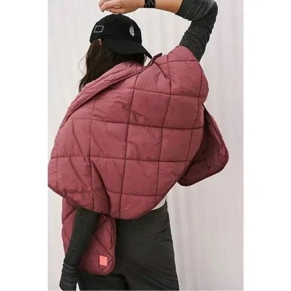 🎉HP🎉 Free People Movement Chill Out Packable Puffer Poncho Scarf Vest NWOT - Picture 3 of 7